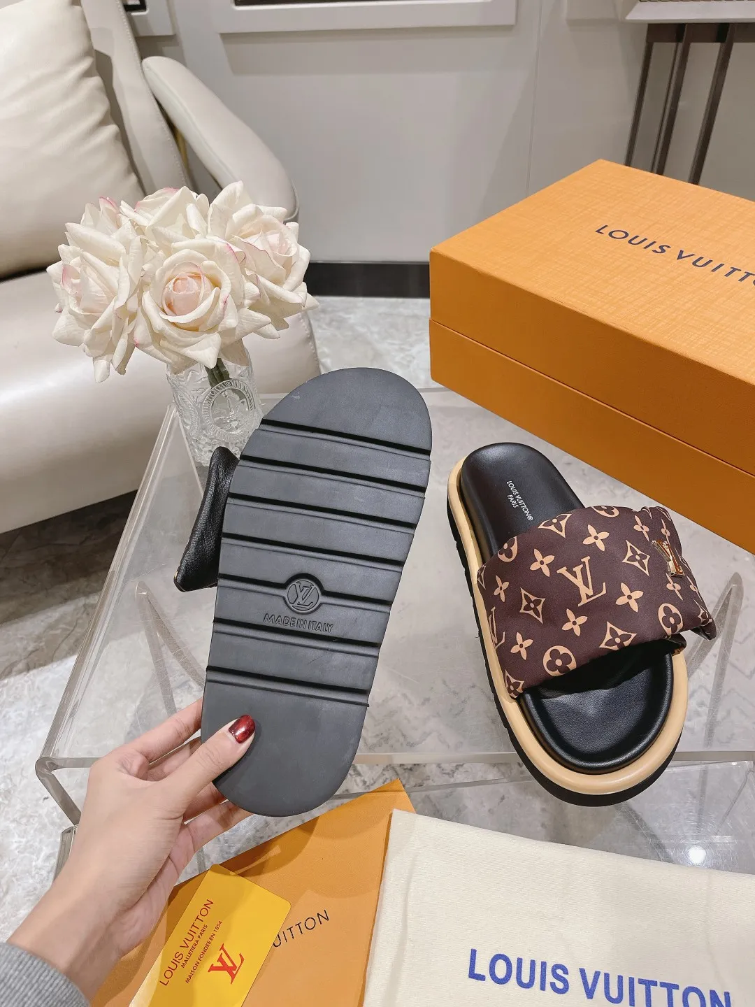 👟👟Ex-factory price 360👟👟 Lvjia brand | ²⁰²5 𝐬𝐬 💛2025 spring and summer latest popular Velcro series...Couple style thick-soled slippers, new rare products at the purchasing level💫 🍒This style is the favorite of celebrities🌟big internet celebrities. A simple and elegant sandal. A good style that you can't take your eyes off at a glance! The thick sole has the effect of increasing the height of the feet. It has the function of elongating the legs immediately. It is exquisite and low-key luxury✔️ No matter it is paired with skirts or trousers, it is super aura🛍 ━━━━━ ЅᏇєєt ━━━━━ ▪️Upper: LV old floral fabric ▪️Outsole: original molded outsole ▪️Shoe size: 35-45